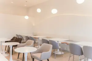 순백의 곡선미가 돋보이는 미니멀 카페 OMONA